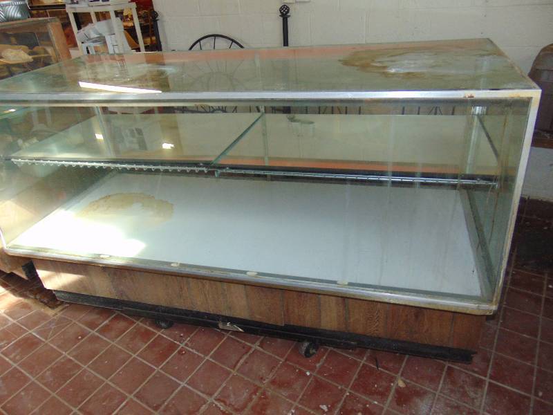 lot 8143 image: Bakery Case, glass and metal shelves, 77 x 31 x 42 tall (cart not included)