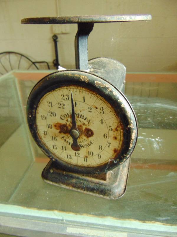 lot 8148 image: Vintage Columbia Metal Family Scale