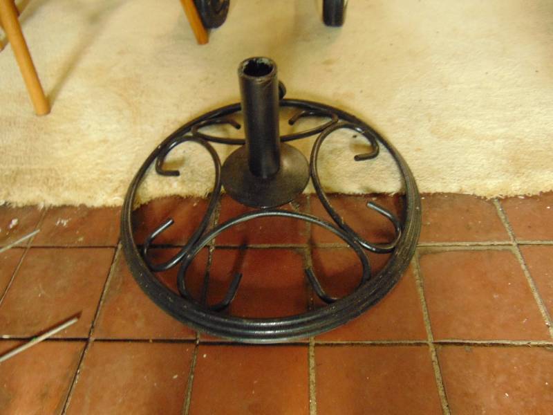 lot 8152 image: Metal Patio Umbrella Stand