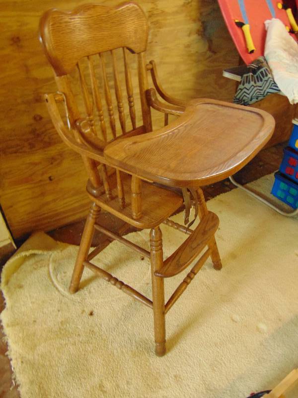 lot 8154 image: Wooden highchair with removable tray and straps