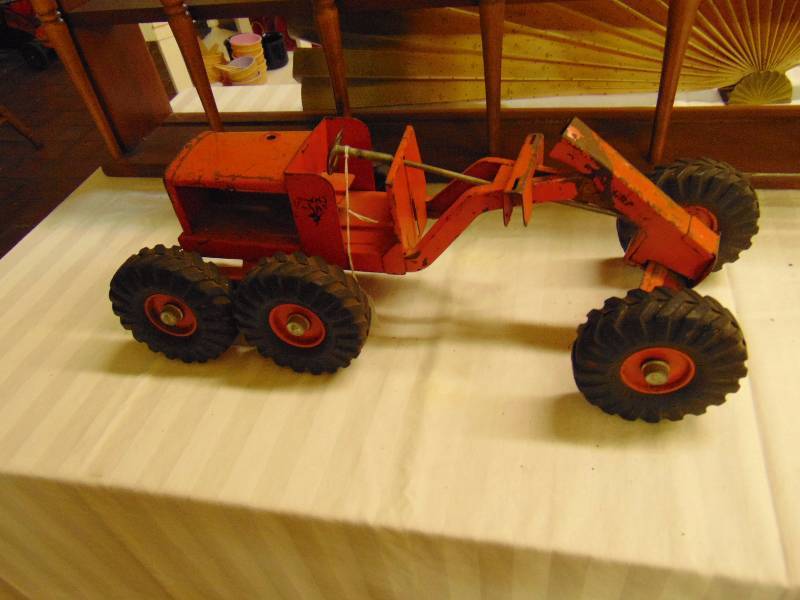 lot 8182 image: Metal Tractor Toy
