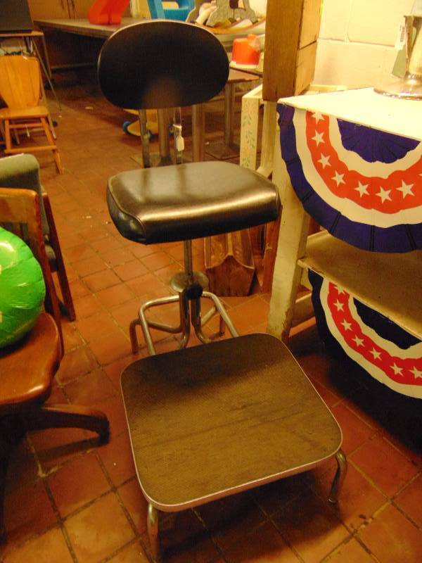 lot 8192 image: Music Directors Chair
