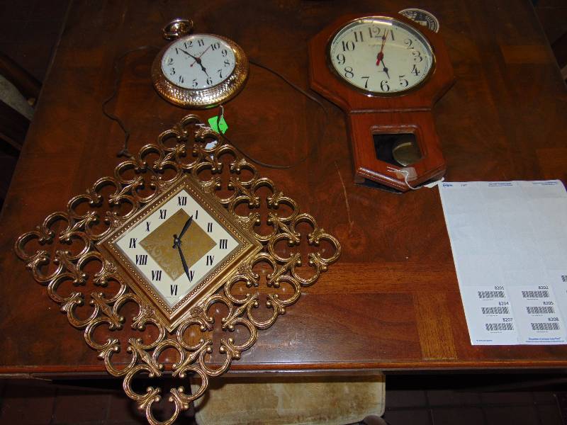 lot 8200 image: (3) ct. lot Wall Clocks