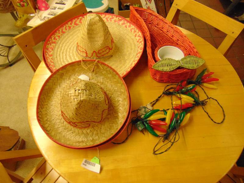 lot 8217 image: Mixed lot Chip & dip basket, lights, sombreros