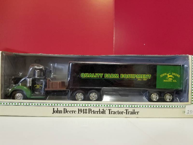 lot 5026 image: Ertl John Deere 1948 Peterbilt Tractor-Trailer Semi, 143 scale, #5401, NIB