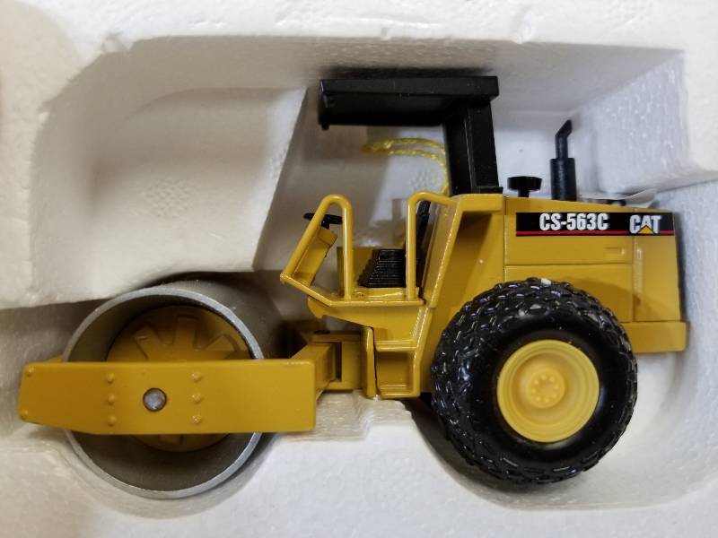 lot 5052 image: Caterpillar CP-563C Vibratory Soil Compactor, 150 scale, #0098, NIB