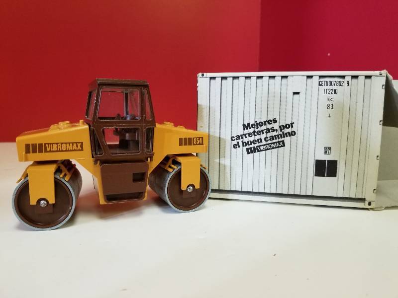 lot 5055 image: Case Vibromax 854 RollerPacker (Conrd Products), appears 135 scale, Model 2702, NIB