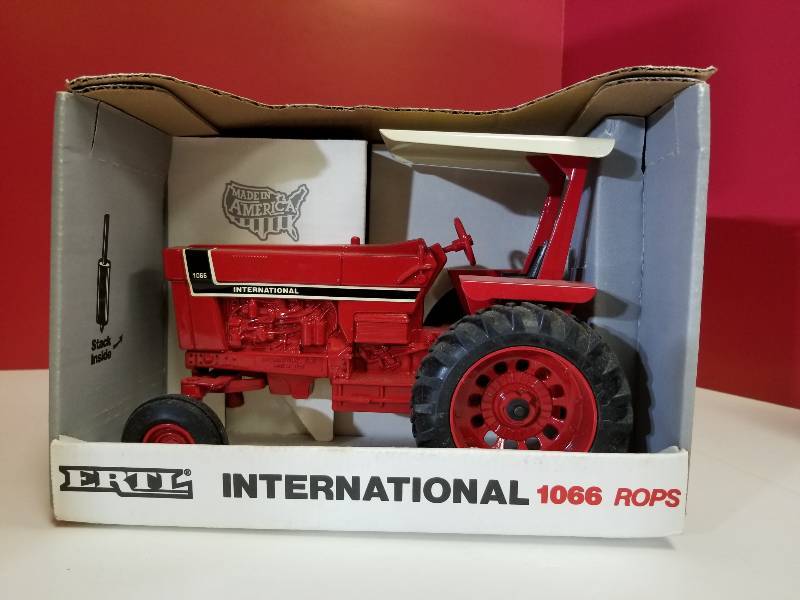 lot 5064 image: Ertl Special Edition 66 Series International 1066 ROPS, duels, wide front, #4621, NIB