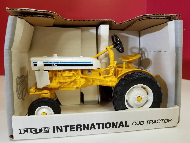 lot 5066 image: Ertl Special Edition IH Cub Tractor (1964-1976), 116 scale, #653, NIB