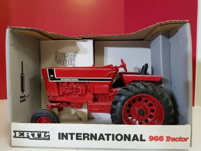 lot 5068 image: Ertl Special Edition 66 Series International 966 Tractor, wide front, 116 scale, #4624, NIB