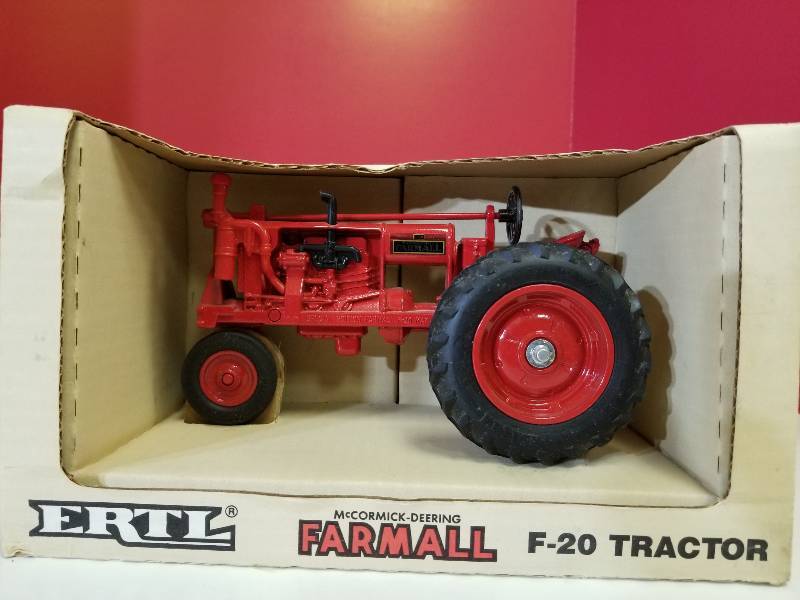 lot 5069 image: Ertl Special Edition McCormickDeering Farmall F-20 Tractor, 116 scale, # 437, NIB