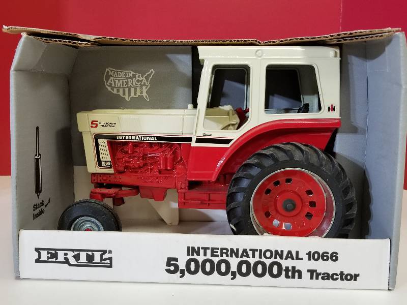 lot 5070 image: Ertl 5,000,000th Tractor International 1066 Tractor, wcab, 116 scale, #4620, NIB
