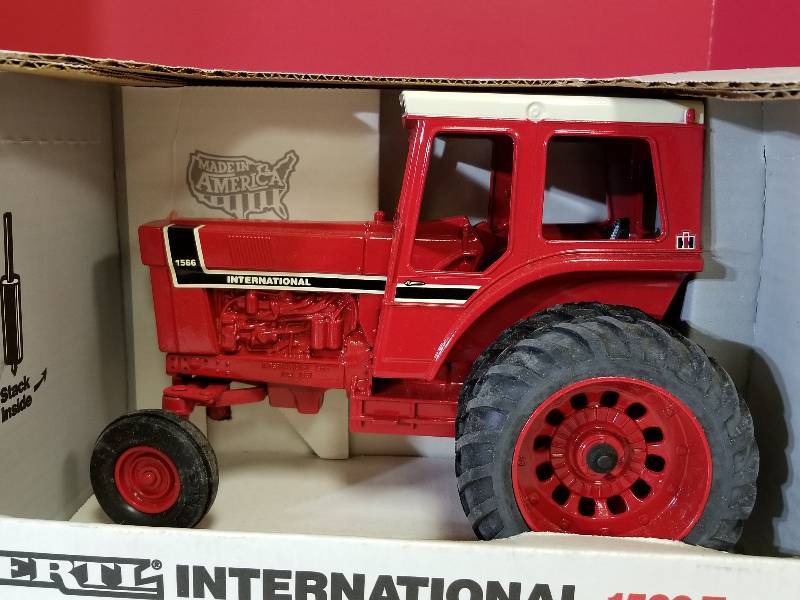 lot 5071 image: Ertl Special Edition 66 Series International 1566 Tractor, duels, wide front, 116 scale, #4625, NIB