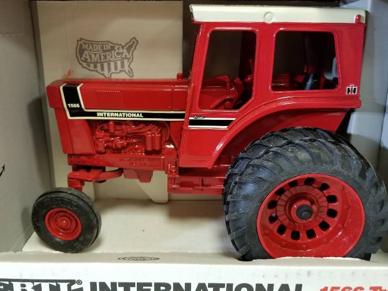 lot 5072 image: Ertl Special Edition 66 Series International 1566 Tractor, duels, wide front, 116 scale,  #4625, NIB