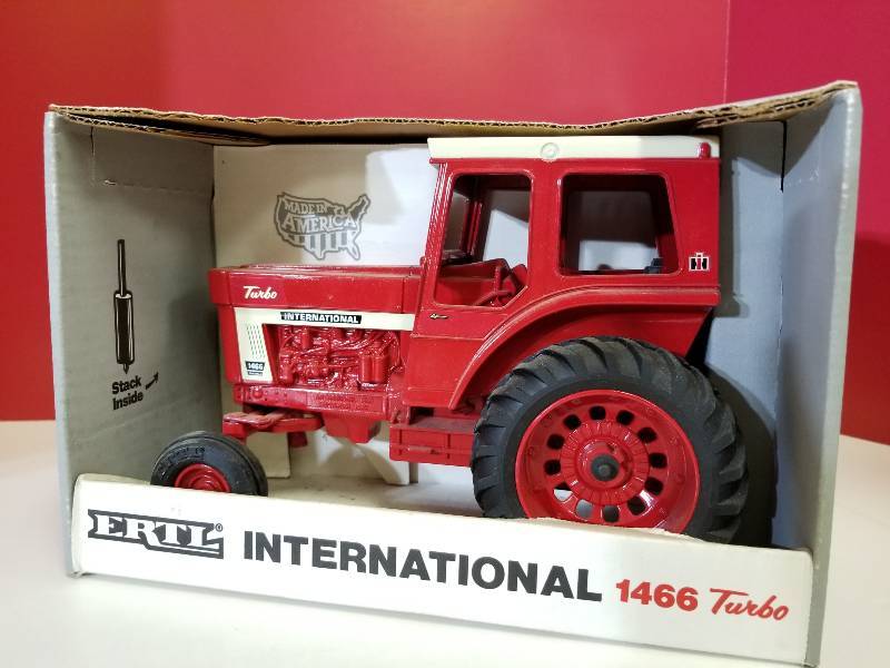 lot 5073 image: Ertl Special Edition 66 Series International 1466 Tractor,  wide front, 116 scale,  #4622, NIB