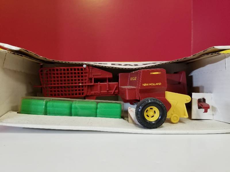 lot 5081 image: Ertl New Holland Square Bailer, 116 scale, # 318, NIB