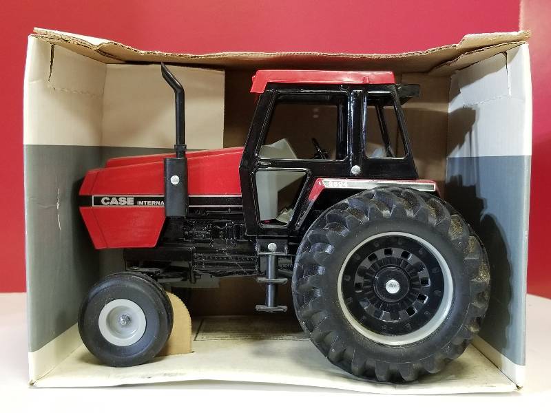 lot 5089 image: Ertl Case-International Tractor with Cab, wide front, 116 scale, #600, NIB