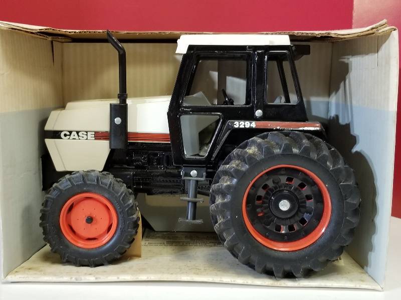 lot 5090 image: Ertl Case Tractor wFront Wheel Assist, 116 scale, #266, NIB