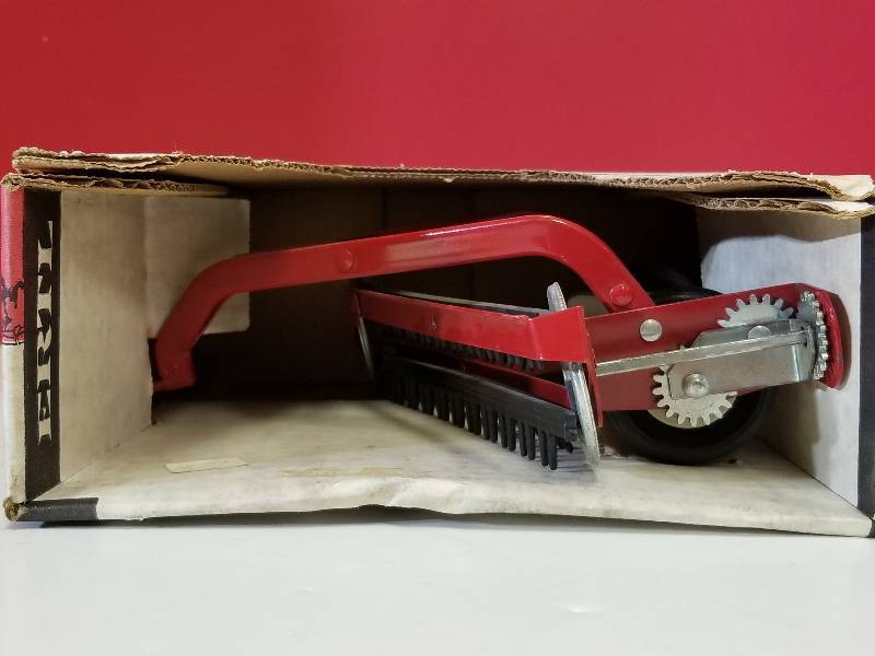lot 5091 image: Ertl International Hay Rake, 116 scale, #446, NIB