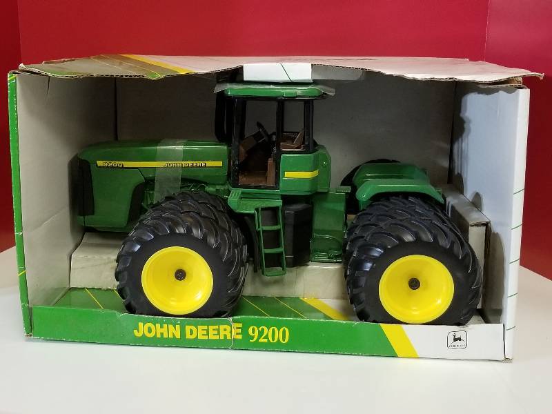 lot 5092 image: Ertl John Deere 9200 4WD wtriple frontback tires, 116 scale, # 15009, NIB, VERY NICE & BIG