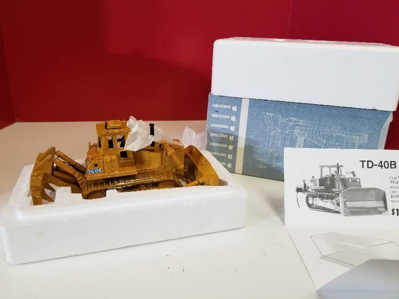 lot 5097 image: Dresser TD-40B ROPS Cab wripper, Certified Number 1711 of 5000, 148 scale, NIB and outside tissue,