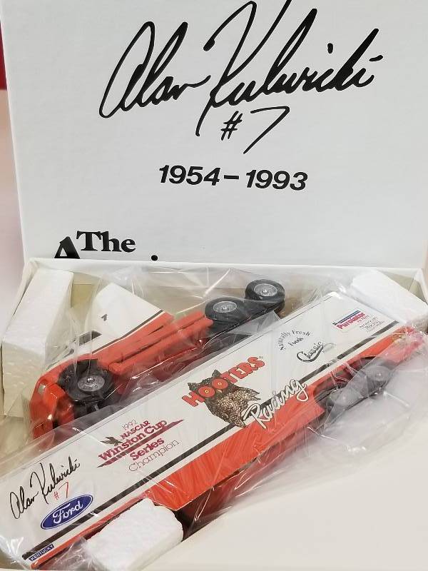 lot 5107 image: Winross Alan Kulwicki American Racing Scene #15  Hooters Semi, 164, NIB