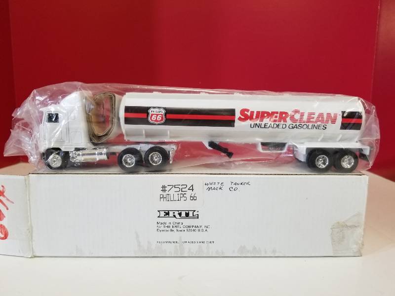 lot 5122 image: ERTL Phillips 66 Tanker, 164 scale, #7524, NIB