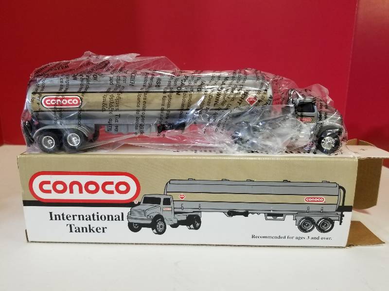 lot 5123 image: ERTL Conoco Tanker, 164 scale, #9420, NIB