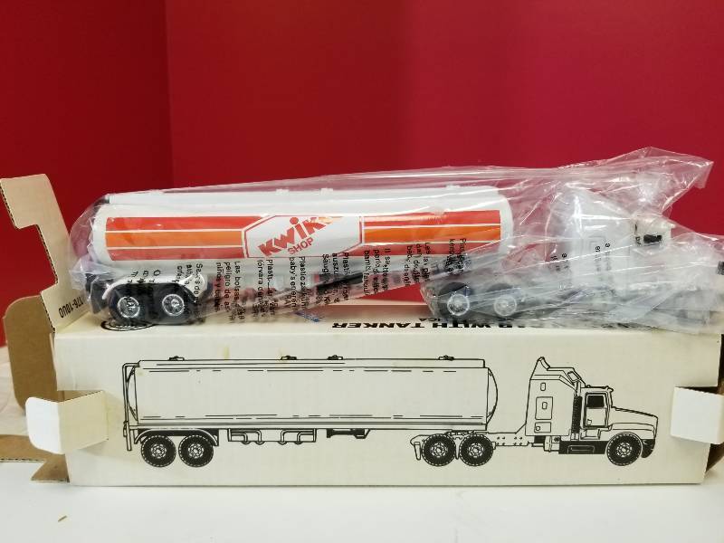 lot 5124 image: ERTL Kenworth Cab wTanker, 164 scale, #2914, NIB