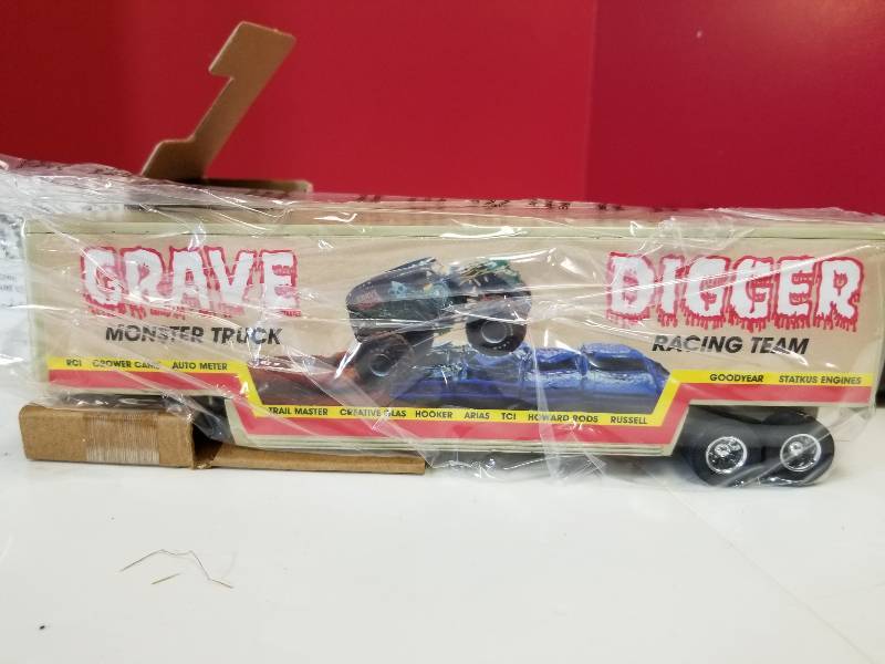 lot 5127 image: ERTL Super Hauler Vech Series , Dennis Anderson Grave Digger Monster Truck semi,  164 scale, #2145, NIB