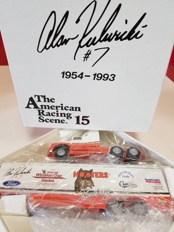 lot 5128 image: Winross Alan Kulwicki American Racing Scene #15  Hooters Semi, 164, NIB
