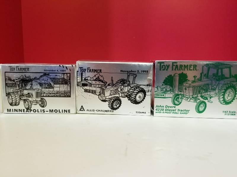 lot 5169 image: ERTL, Toy Farmer John Deere 4230 Diesel Tractor w4-post roll gard, 143 scale, #5131MA, NIB