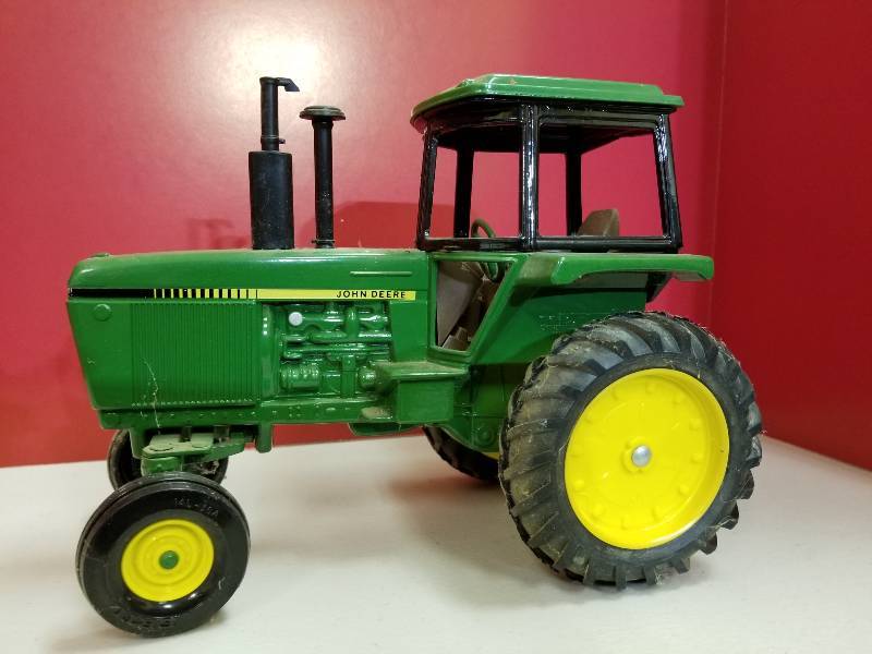 lot 5176 image: ERTL John Deere Tractor, wide front, 116 scale, No Box and Dusty