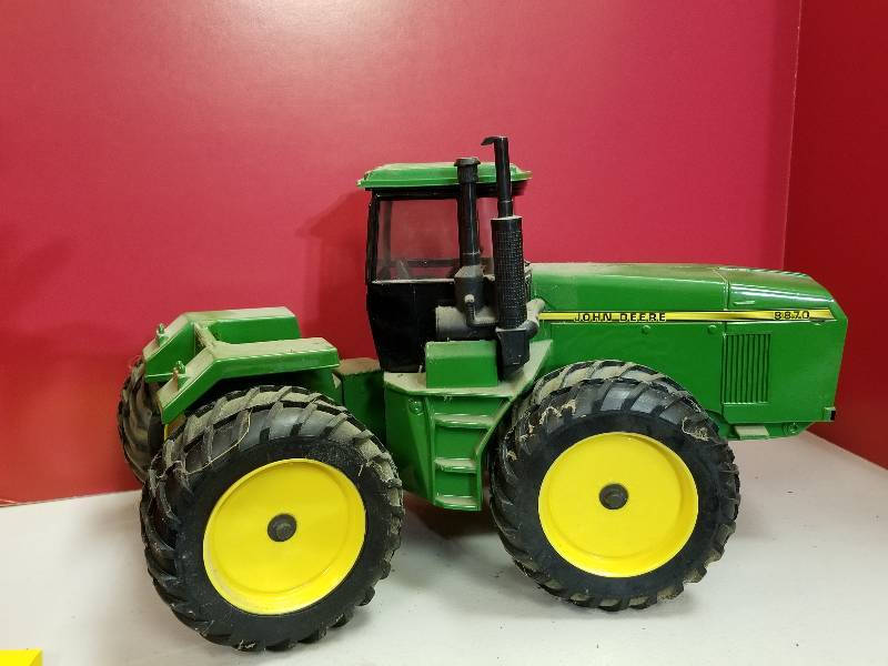 lot 5183 image: ERTL John Deere 8870 4WD tractor, Duels on all ends, 116 scale, No box and dusty