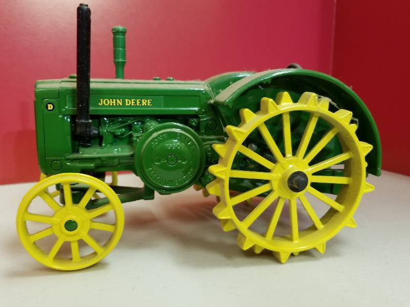 lot 5184 image: ERTL John Deere D Tractor (1990 Special Edition) steel wheels, 116 scale, No box and dusty