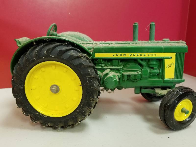 lot 5185 image: ERTL John Deere 820 Diesel Tractor, wide front, 116 scale, no box and dusty