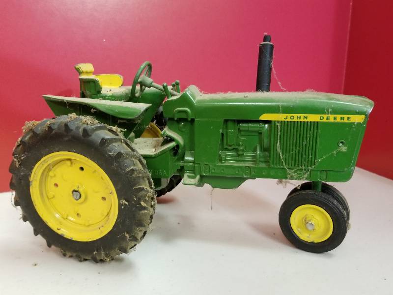 lot 5187 image: ERTL John Deere Maybe�. 3010 tractor, narrow front, 3 point hitch, 116 scale, No box and dusty