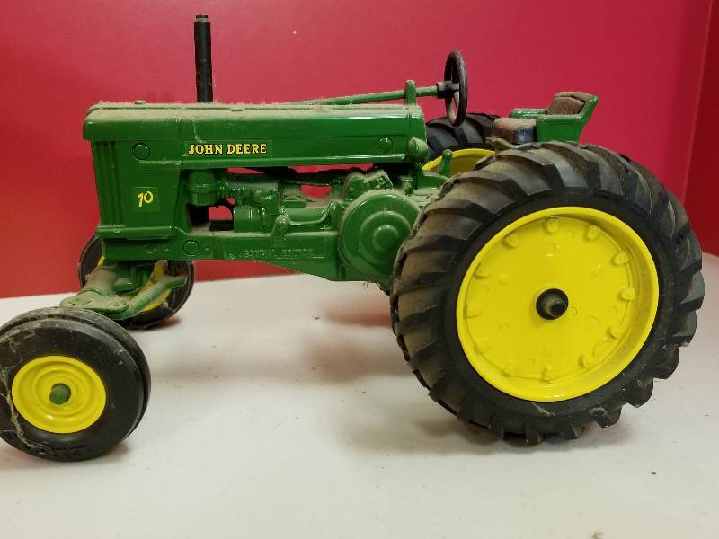 lot 5189 image: ERTL John Deere 70  Tractor, wide front, 116 scale, No box and dusty