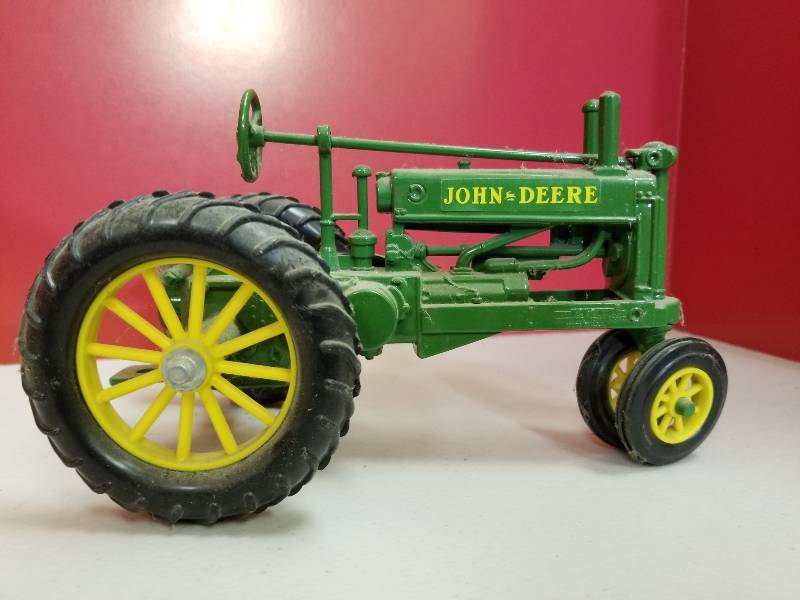 lot 5193 image: ERTL John Deere Older Model Tractor, 116 scale, narrow front, No box and dusty, See Pix
