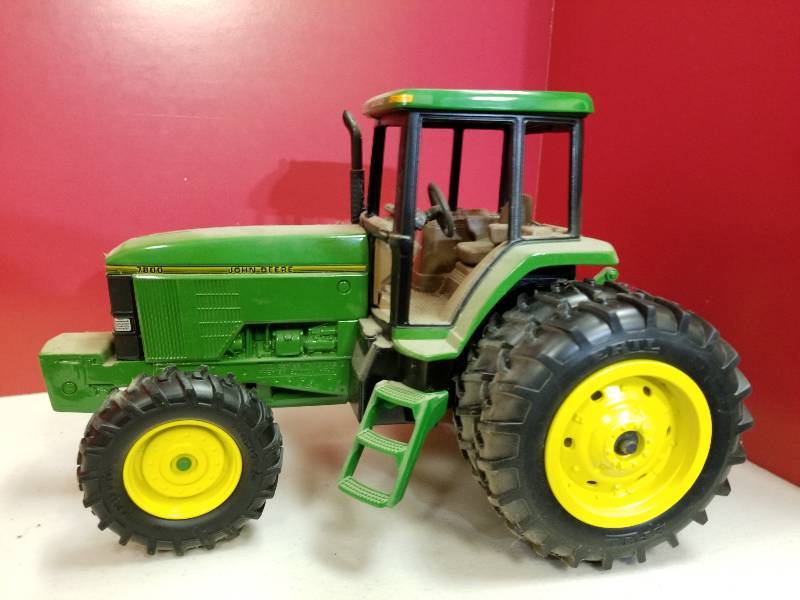 lot 5195 image: ERTL John Deere 7800 AWA Tractor, Duals, wide front end, 116 scale, no box and dusty