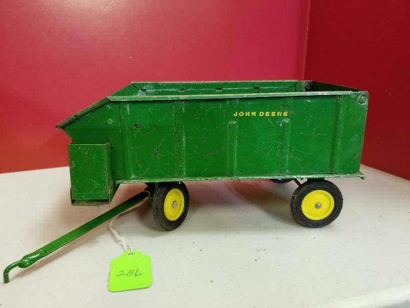 lot 5198 image: ERTL John Deere Forage Wagon, tires good whitch, 116 scale, no box and has been played with