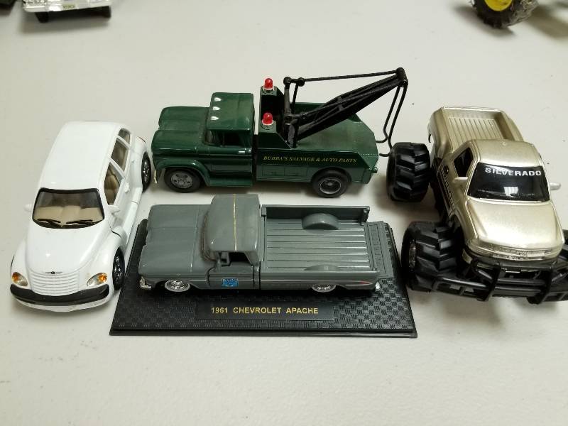 lot 5200 image: 1 lot, 4 items, Chevy Wrecker1961 Chevy Apache Truck PT Car4WD Severado Truck, No Box