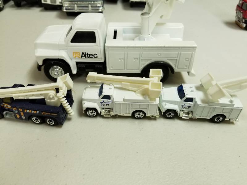 lot 5202 image: 1 lot, 4 bucket trucks  Altec2 ea. KGEPower Inc. trucks, different scale, no box and clean See Pix