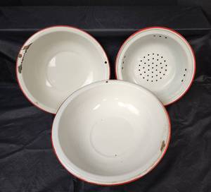 lot 104 image: Vintage Enamelware