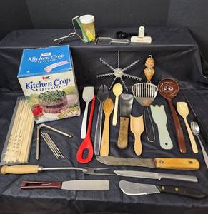 lot 118 image: Kitchen Crop Sprouter and Utensils