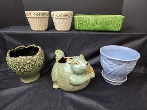 lot 162 image: Vintage Planters (Green Daisy USA 152 Planter and Blue McCoy)