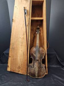 lot 174 image: Vintage Stainer Violin with Bow in Wooden Case