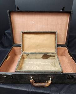 lot 175 image: (2) Vintage Suitcases