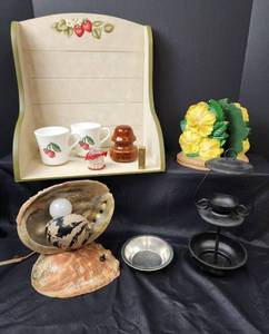 lot 183 image: Vintage Seashell Lamp (powers on), Elgin American Gold Tone Lipstick Compact, and More
