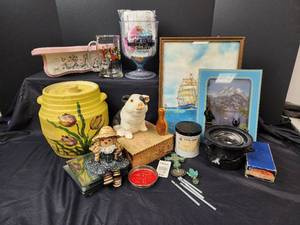 lot 196 image: Home Decor